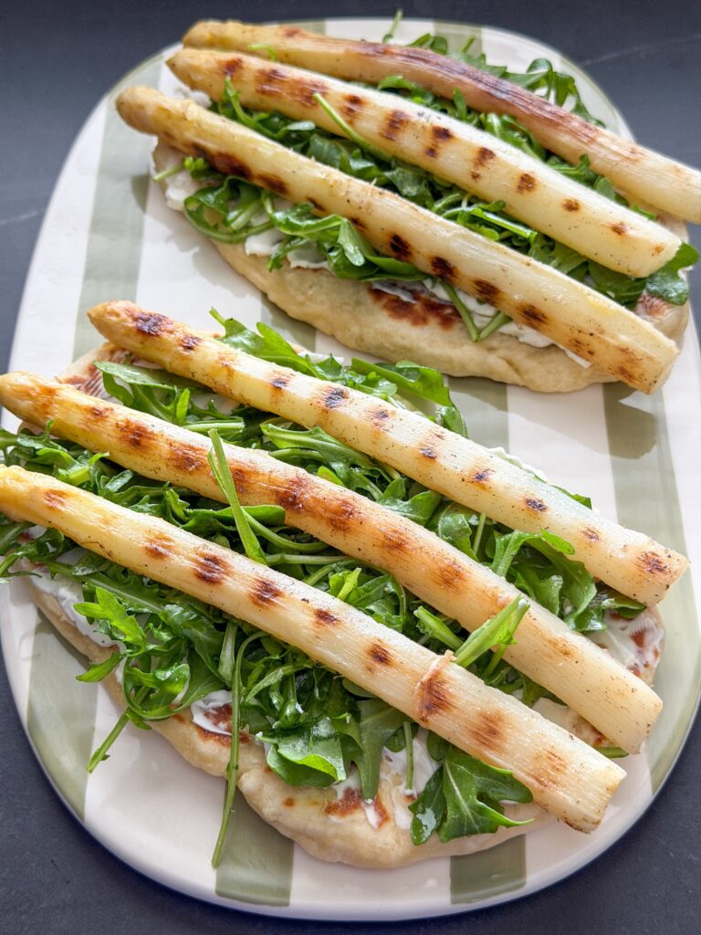 gegrilde witte asperges met zuivelspread en rucola op versgebakken platbrood