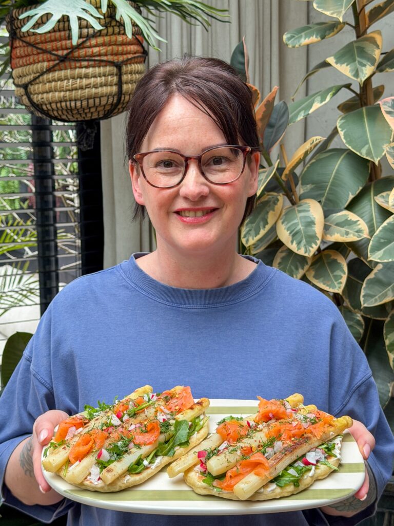Marie Louise serveert flatbread met gegrilde asperges en gerookte zalm
