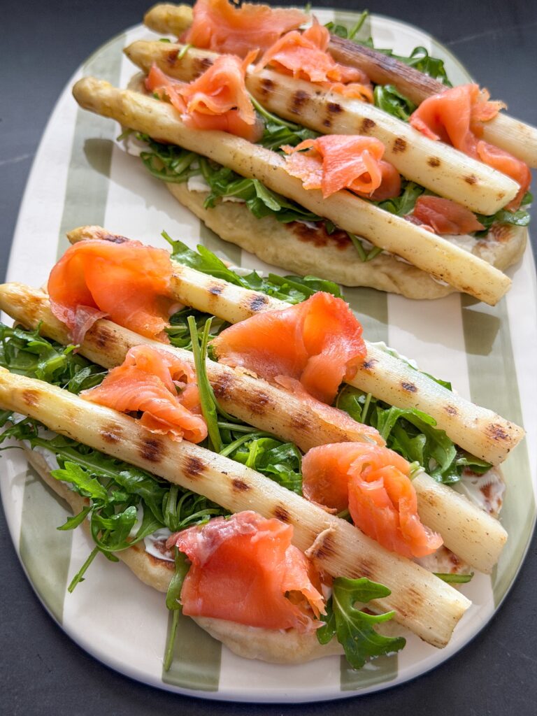 flatbread beleggen met rucola, gegrilde asperges en stukjes gerookte zalm