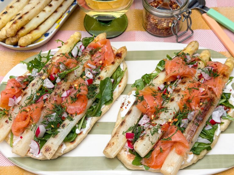 Flatbread met gegrilde witte asperges en gerookte zalm - makkelijk recept