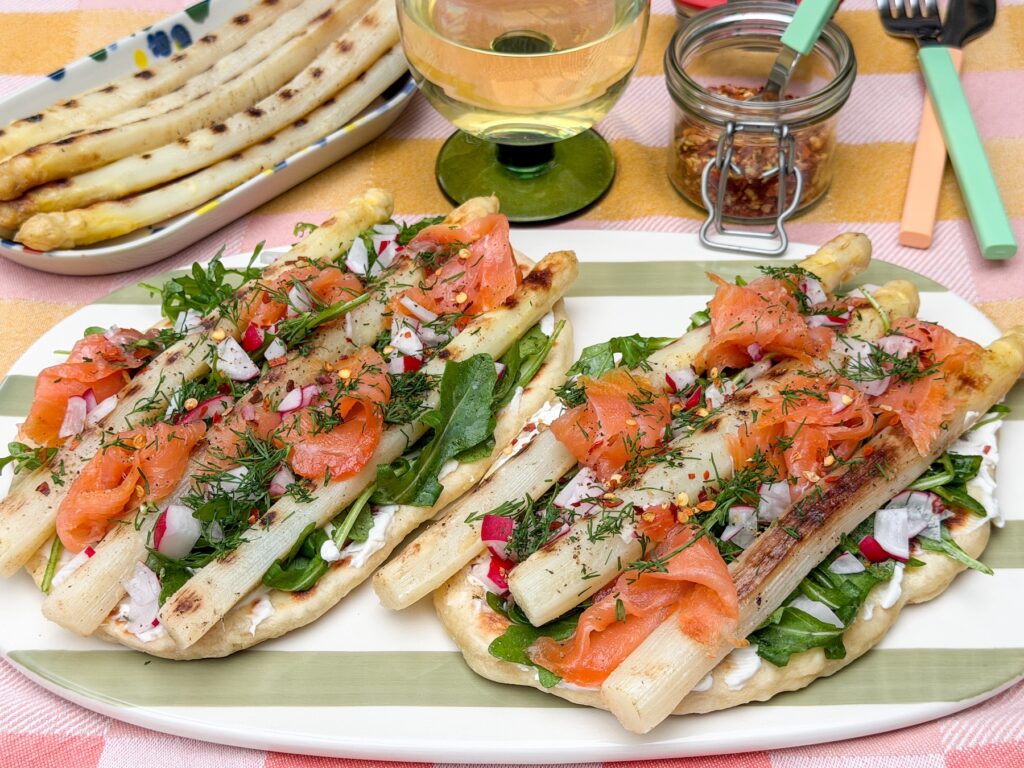 gegrilde witte asperges met gerookte zalm 