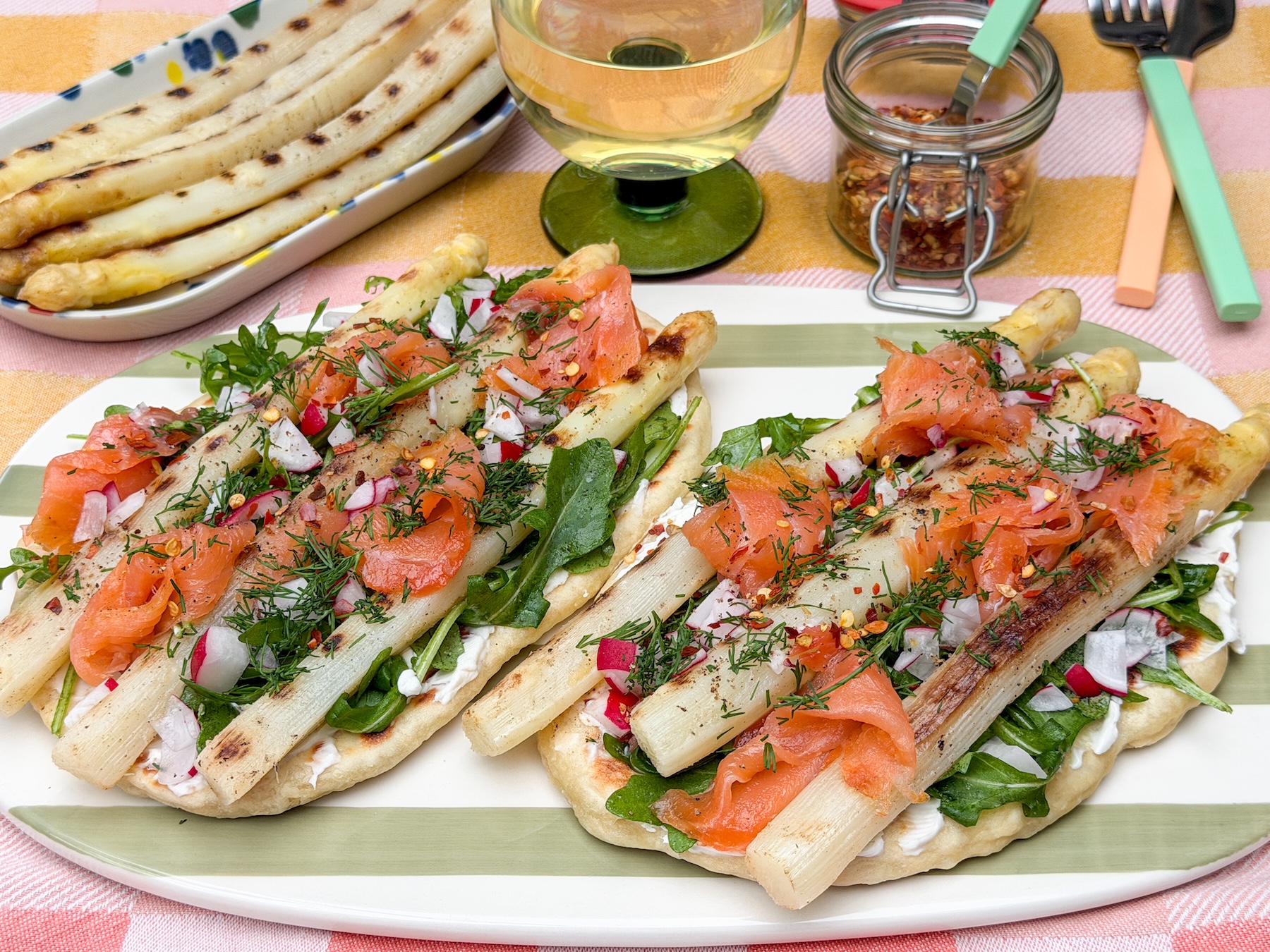 gegrilde witte asperges met gerookte zalm