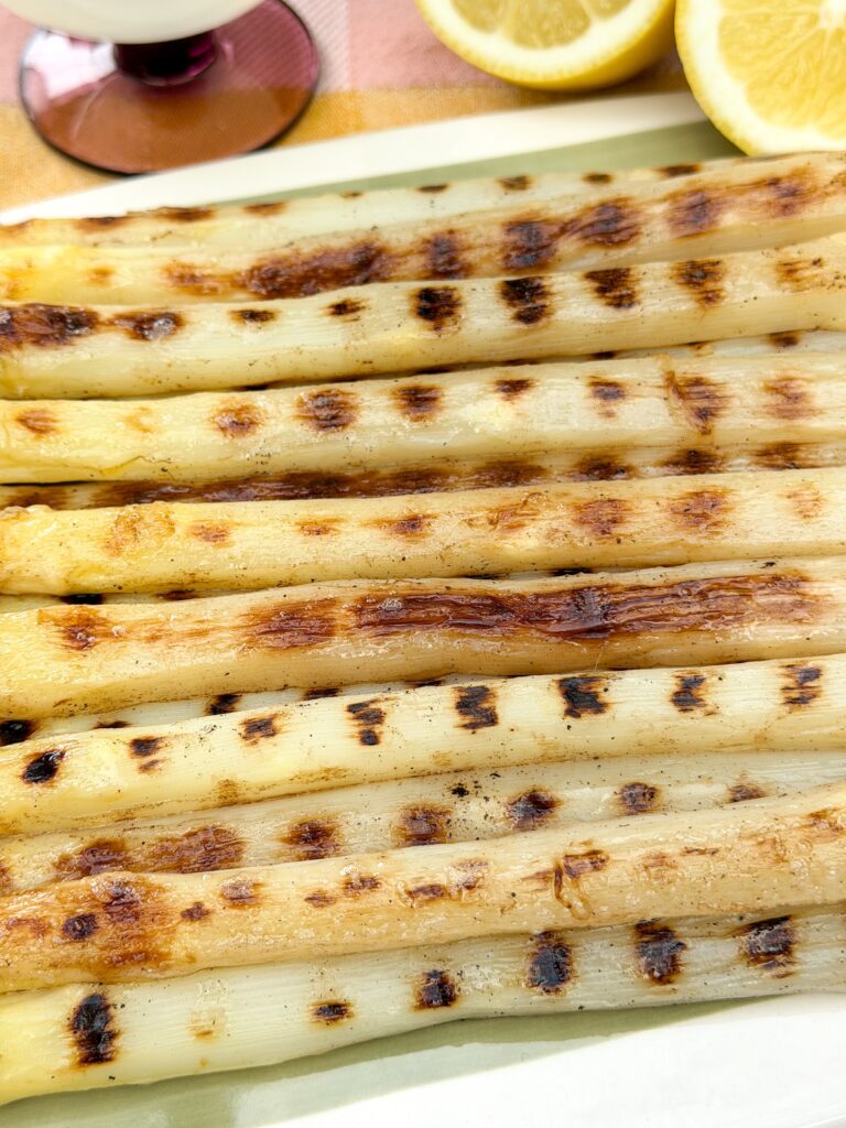 Close up van witte asperges gegrild met grillstrepen