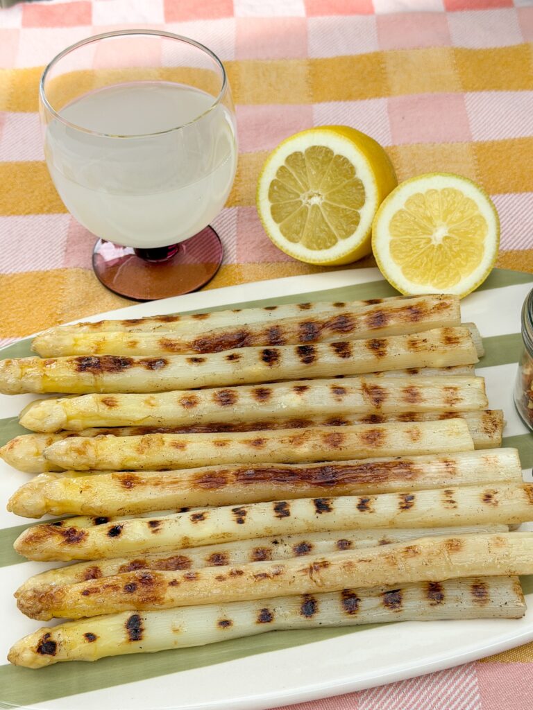 witte asperges serveren met citroen