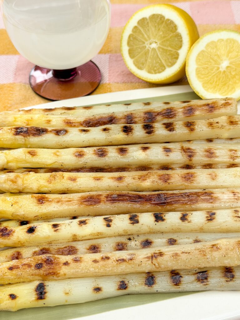 Gegrilde witte asperges met mooie grillstrepen