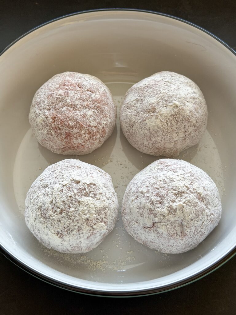 gehaktballen vormen en door bloem halen