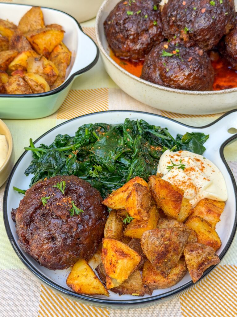 gehaktballen maken makkelijk recept geserveerd met aardappels en spinazie