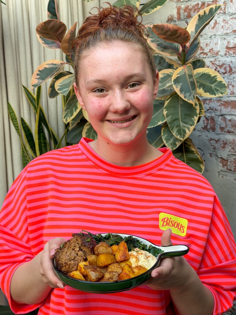 zelfgemaakt gehaktballen geserveerd thuis met aardappels en groenten