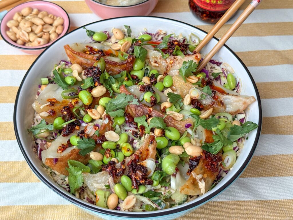 gyoza salade met knapperige groenten, makkelijk lente recept voor het avondeten