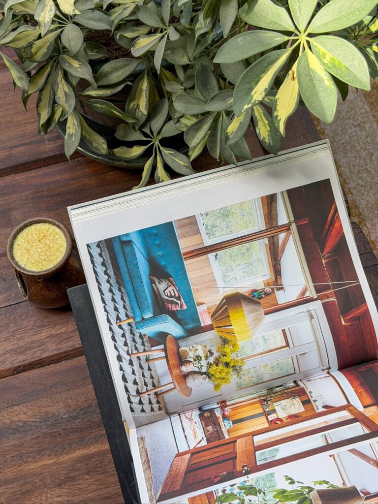 koffie tafel boek met plant en geurkaars