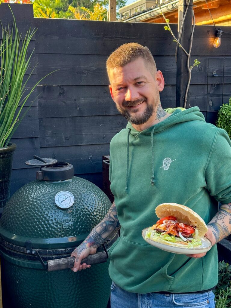 jan willem bij de bbq in de tuin