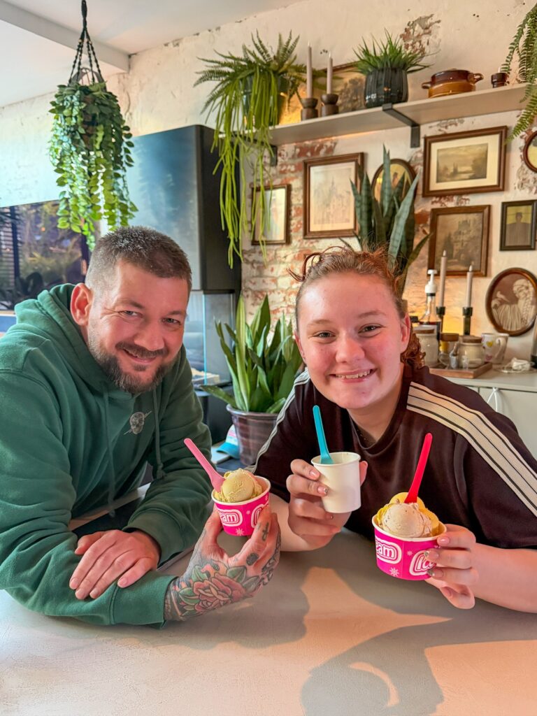 jan willem en amaranthe met bakjes ijs