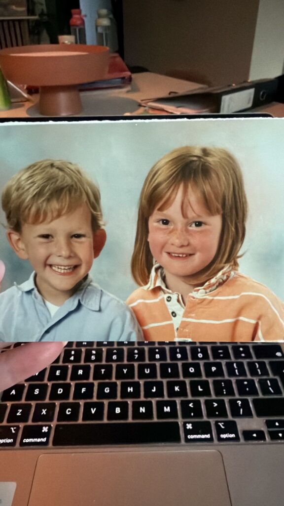 een foto van de jonge Marie Louise en haar broertje