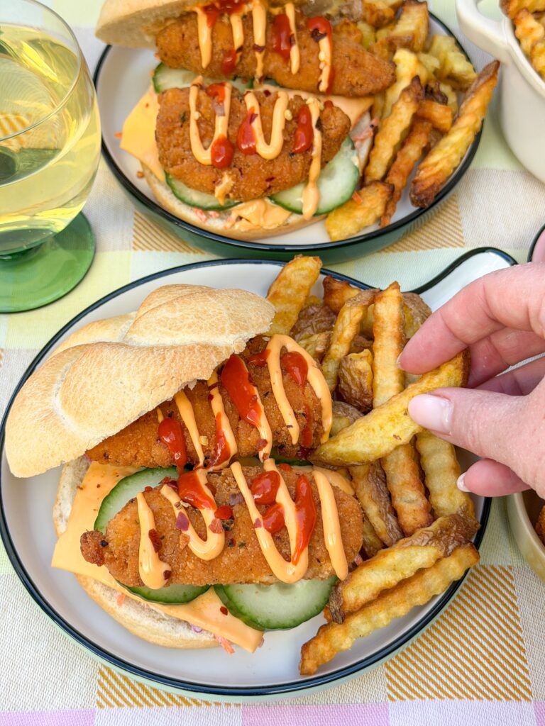 krokante kipburger met chicken tenders, saus en frietjes