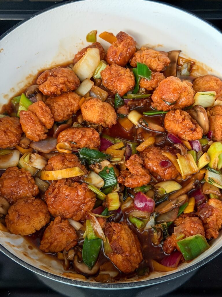 Krokante kip mengen door de saus