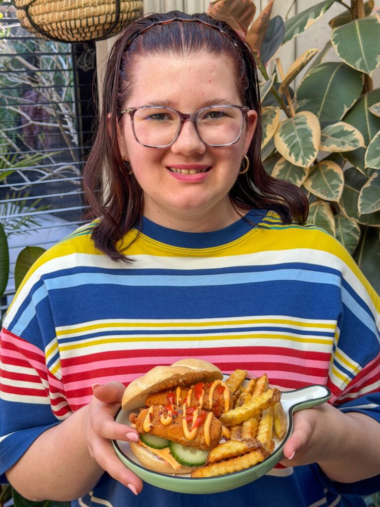 Beaudine met zelfgemaakte kip piri piri burger en frietjes
