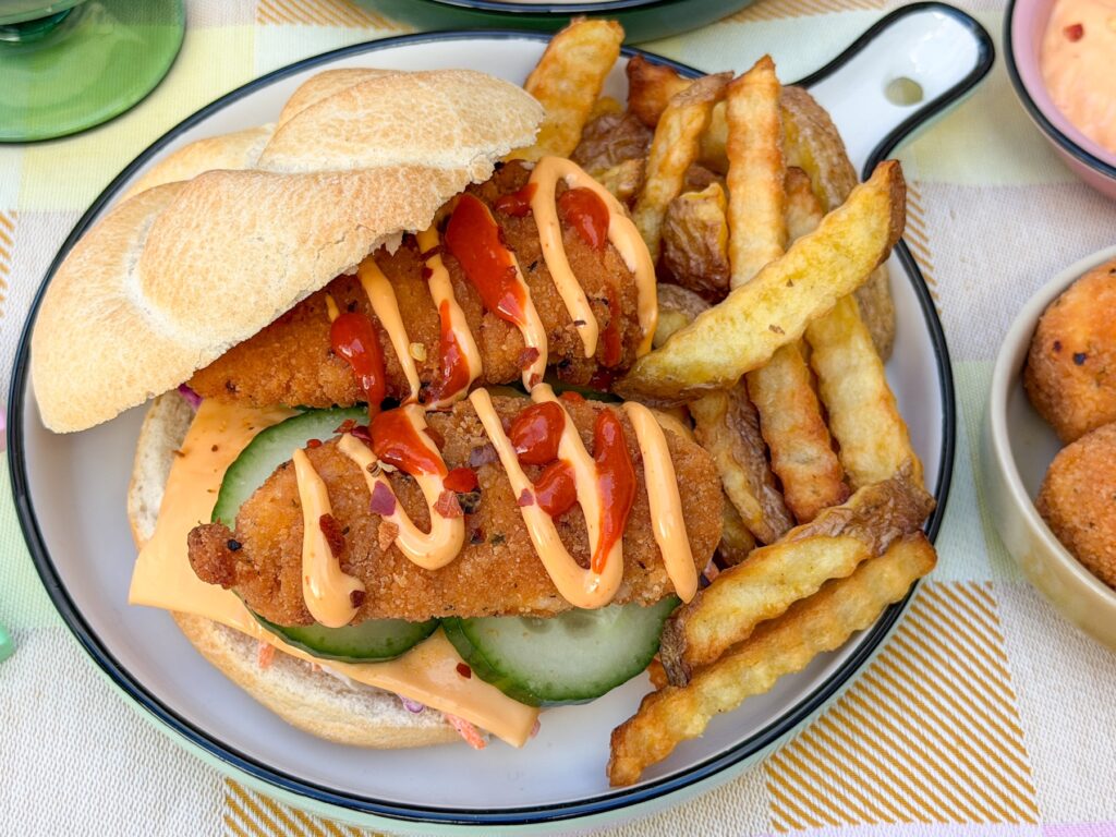 krokante kipburger met chicken tenders en pittige mayonaise en hot saus