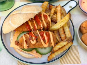 krokante kipburger met chicken tenders en pittige mayonaise en hot saus