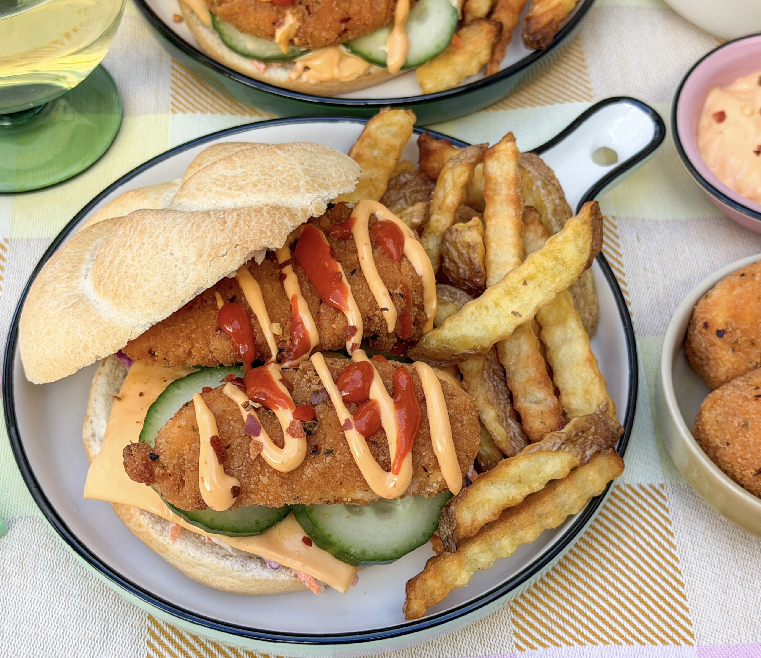 krokante kip piri piri burger met chicken tenders en frietjes