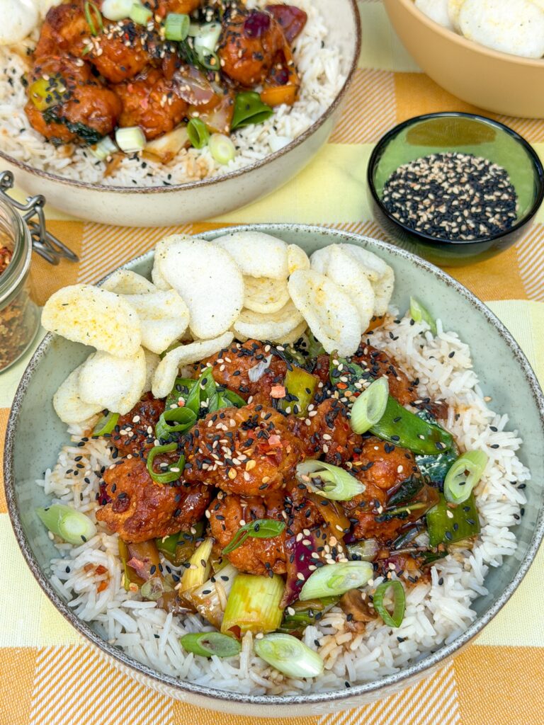 Kom met krokante kip teriyaki met rijst en groenten met sesamzaad en bosui