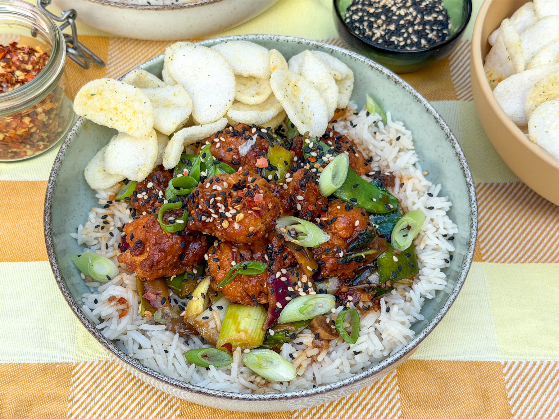 krokante kip teriyaki met rijst en roerbakgroenten in een kom