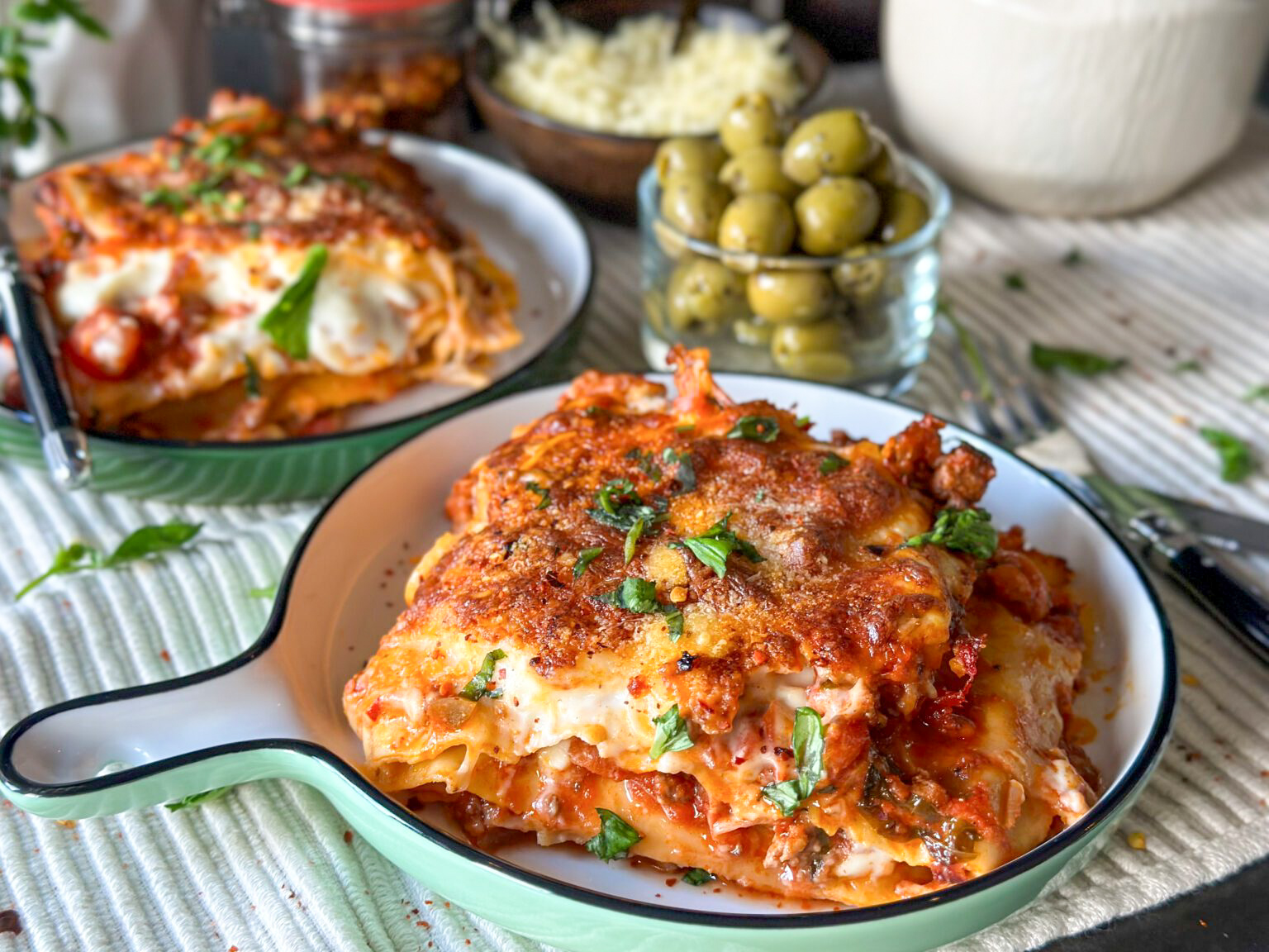lasagne met gehakt en bechamelsaus uit weekmenu 16, romig en gegratineerd uit de oven