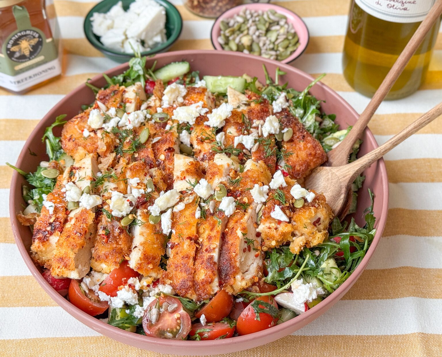 krokante kip salade met hot honey dressing, onderdeel van makkelijke lente recepten voor het avondeten