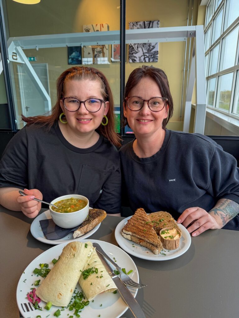 Marie Louise en beaudine lunchen in Loods 5