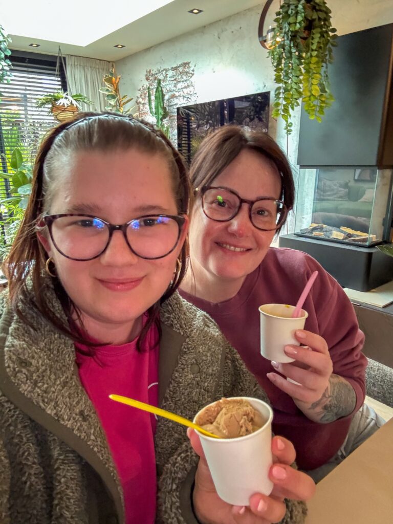 Marie Louise en Beaudine eten samen een ijsje na werk