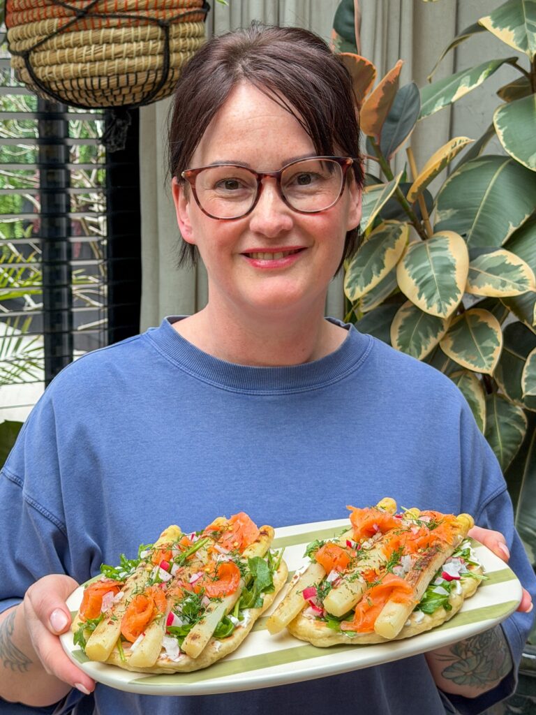 flatbread met gegrilde witte asperges en zalm - marie louise serveert