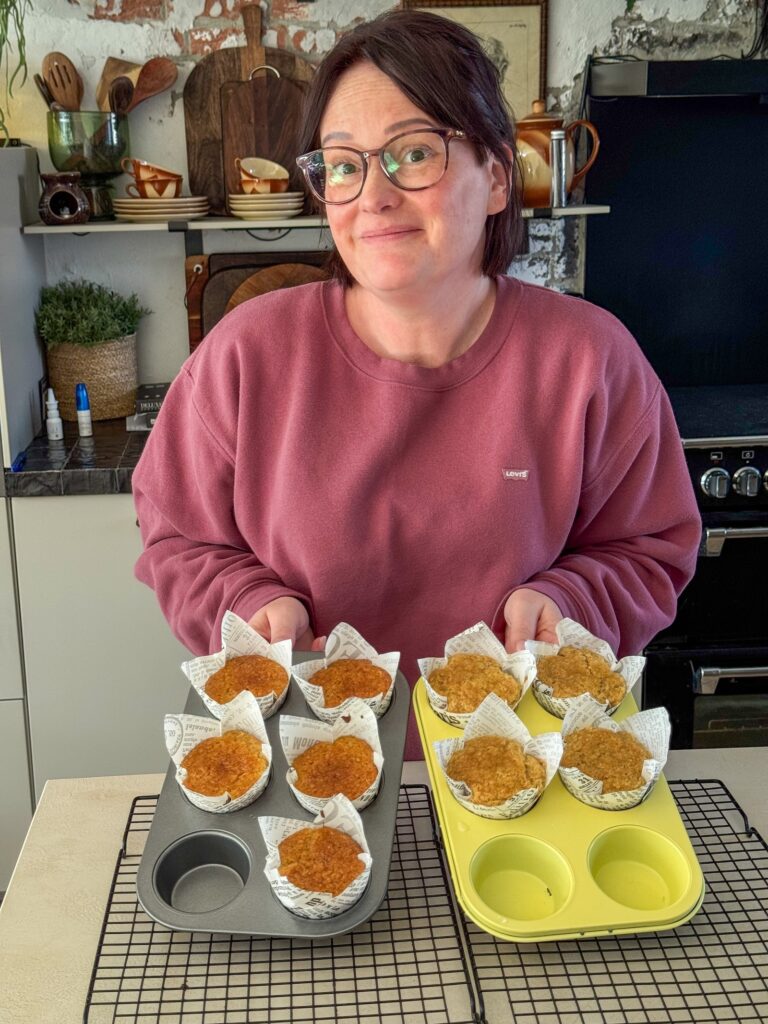 marie louise met 2 muffin blikken vast in de keuken