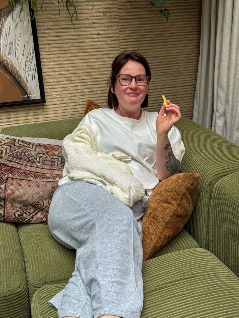 marie louise zit op de bank een snoepje te eten