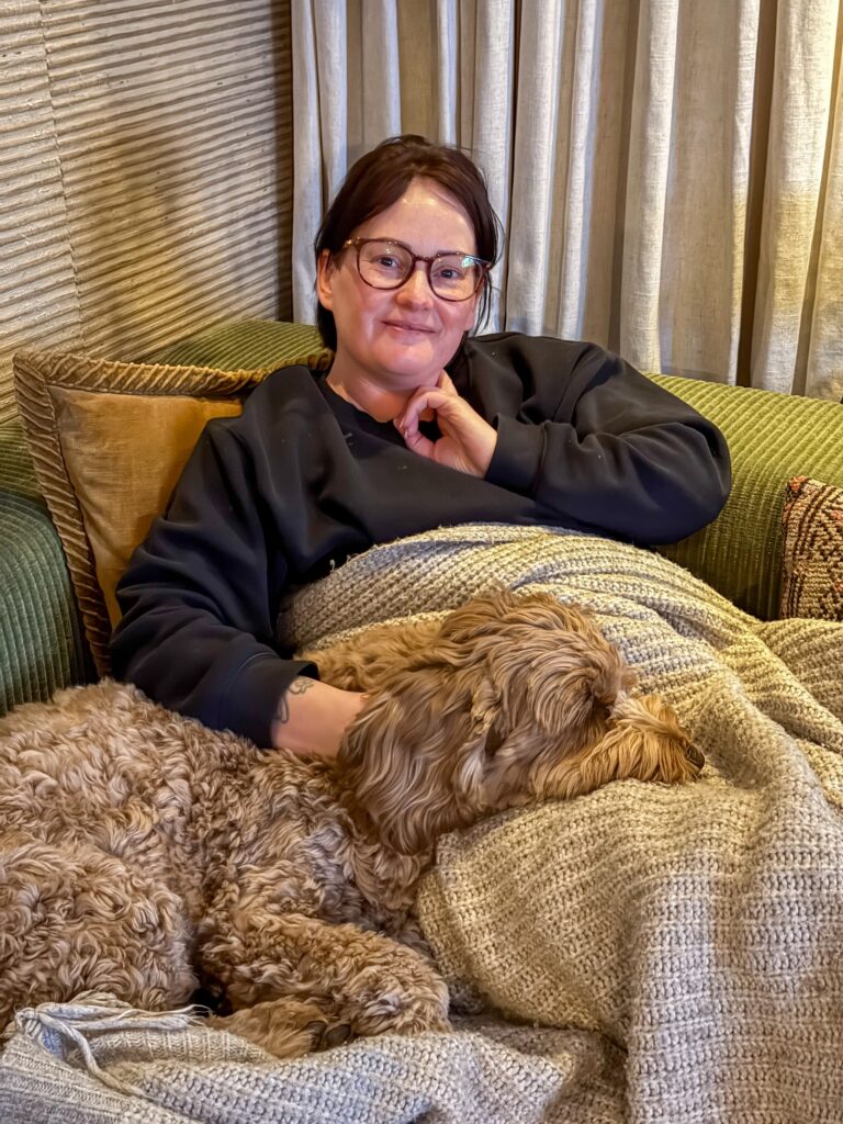 Marie Louise ligt samen met Teun op de bank onder een kleedje