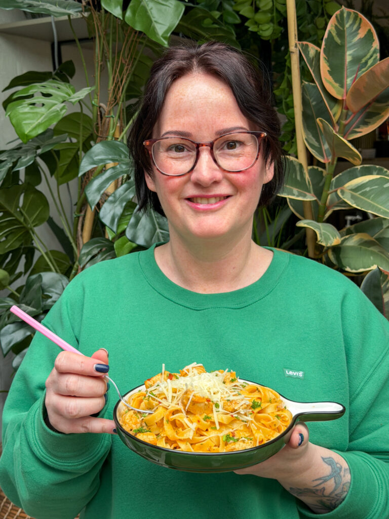 Marie Louise van Familie over de Kook met pasta roomsaus met kip uit eigen keuken