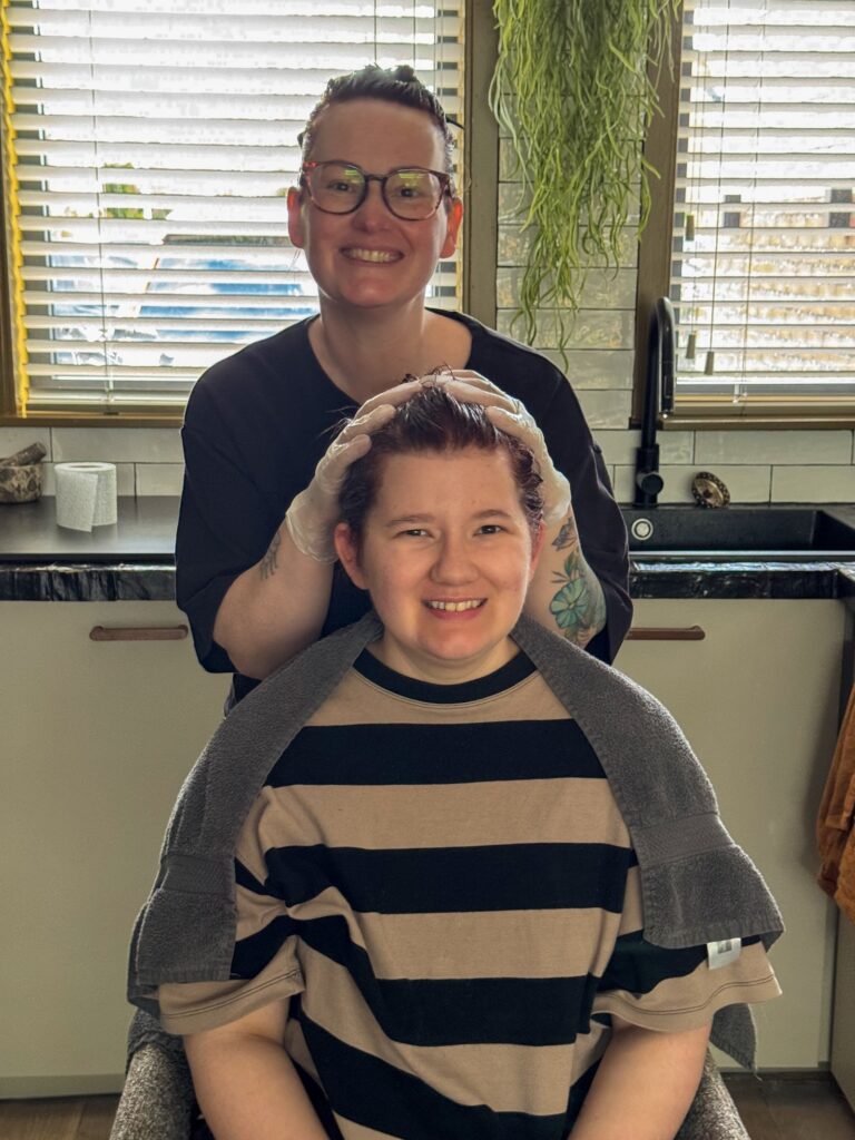 Marie Louise verft beaudine haar haren in de keuken