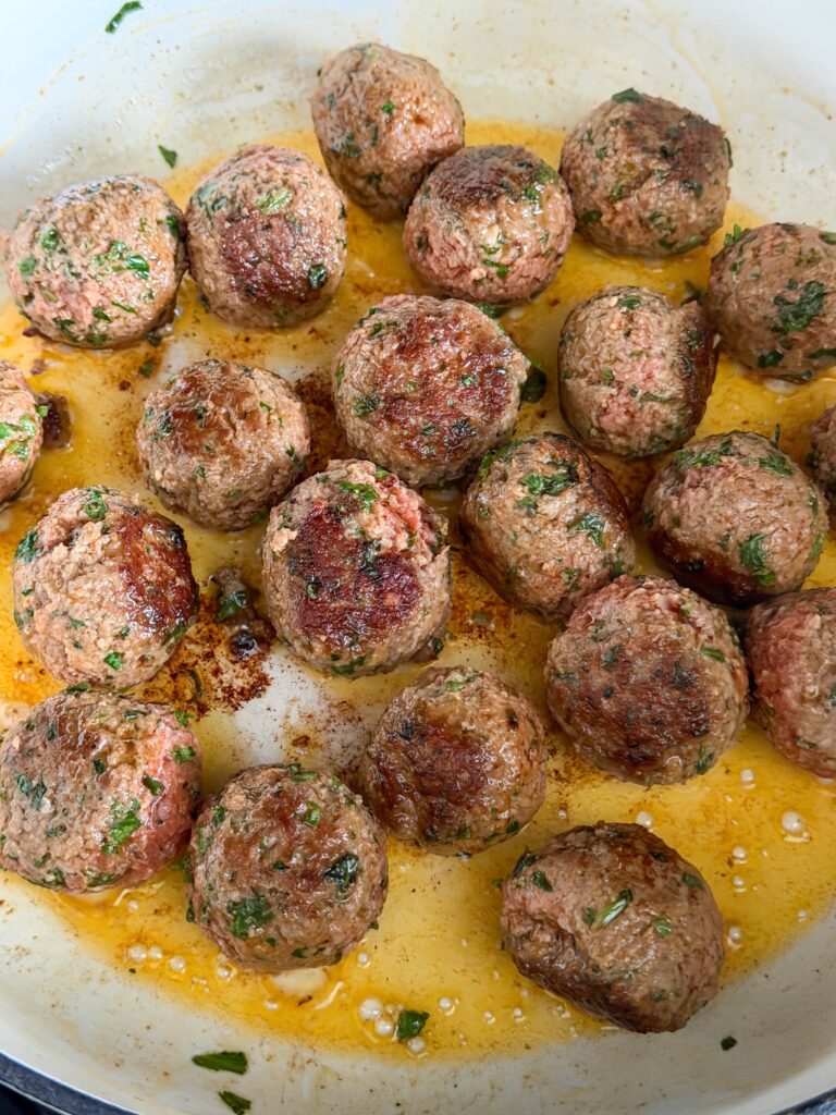 gehaktballetjes goudbruin bakken in de pan