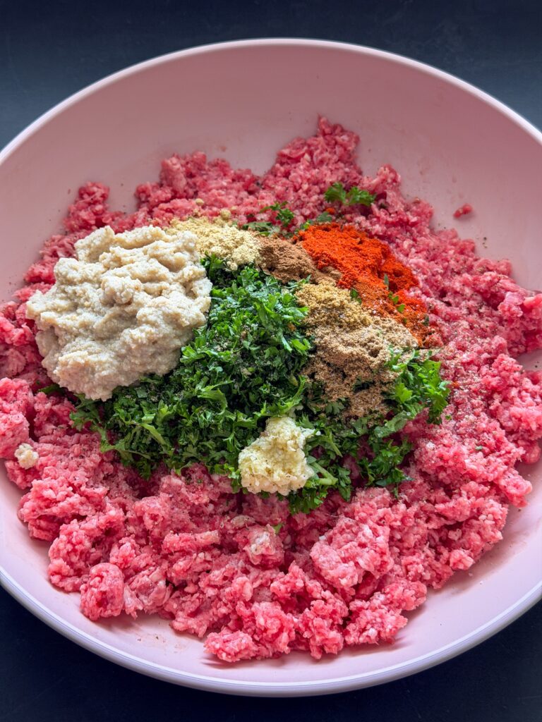 gehakt met kruiden en specerijen mengen