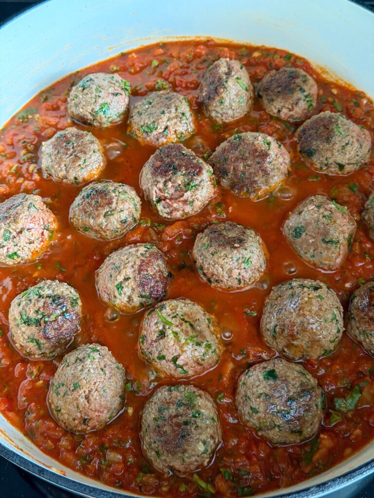 gehaktballetjes stoven in kruidige tomatensaus