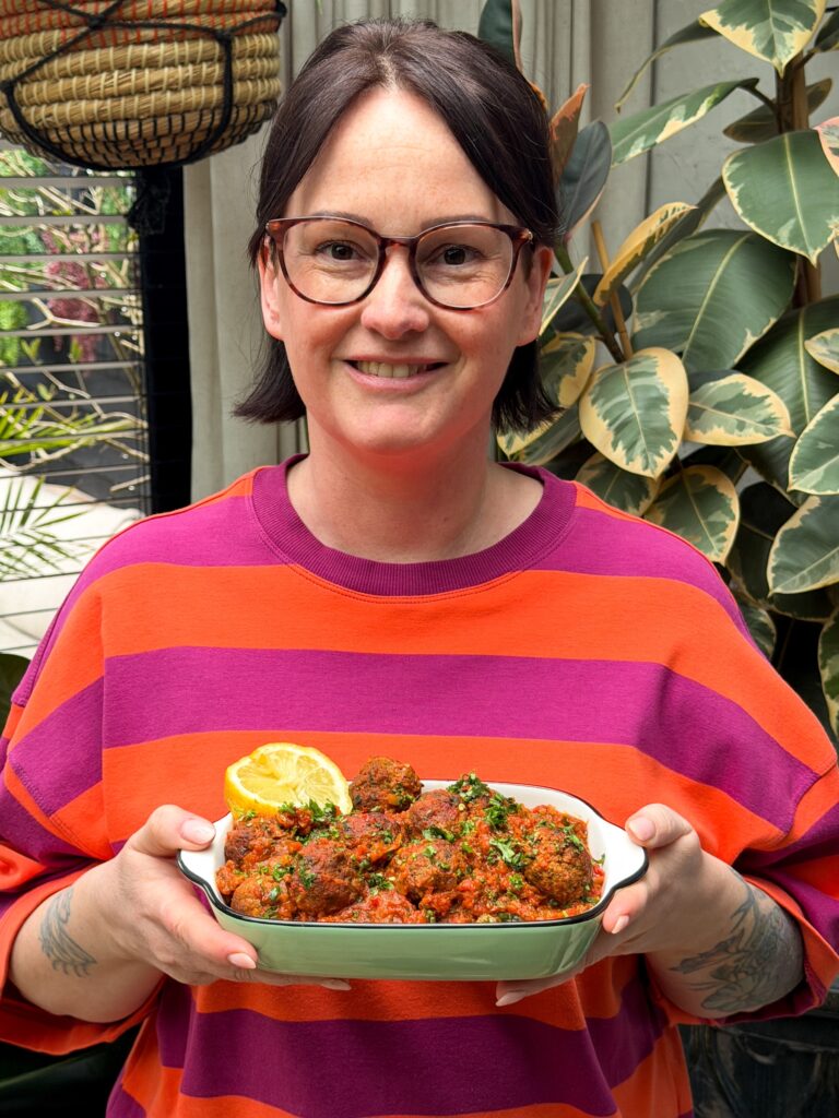marie louise serveert marokkaanse gehaktballetjes in tomatensaus