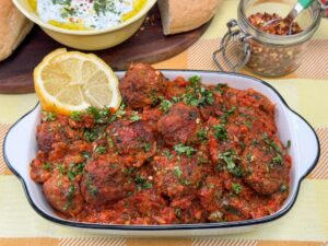 marokkaanse gehaktballetjes in tomatensaus - makkelijk recept geserveerd met brood en yoghurt munt saus