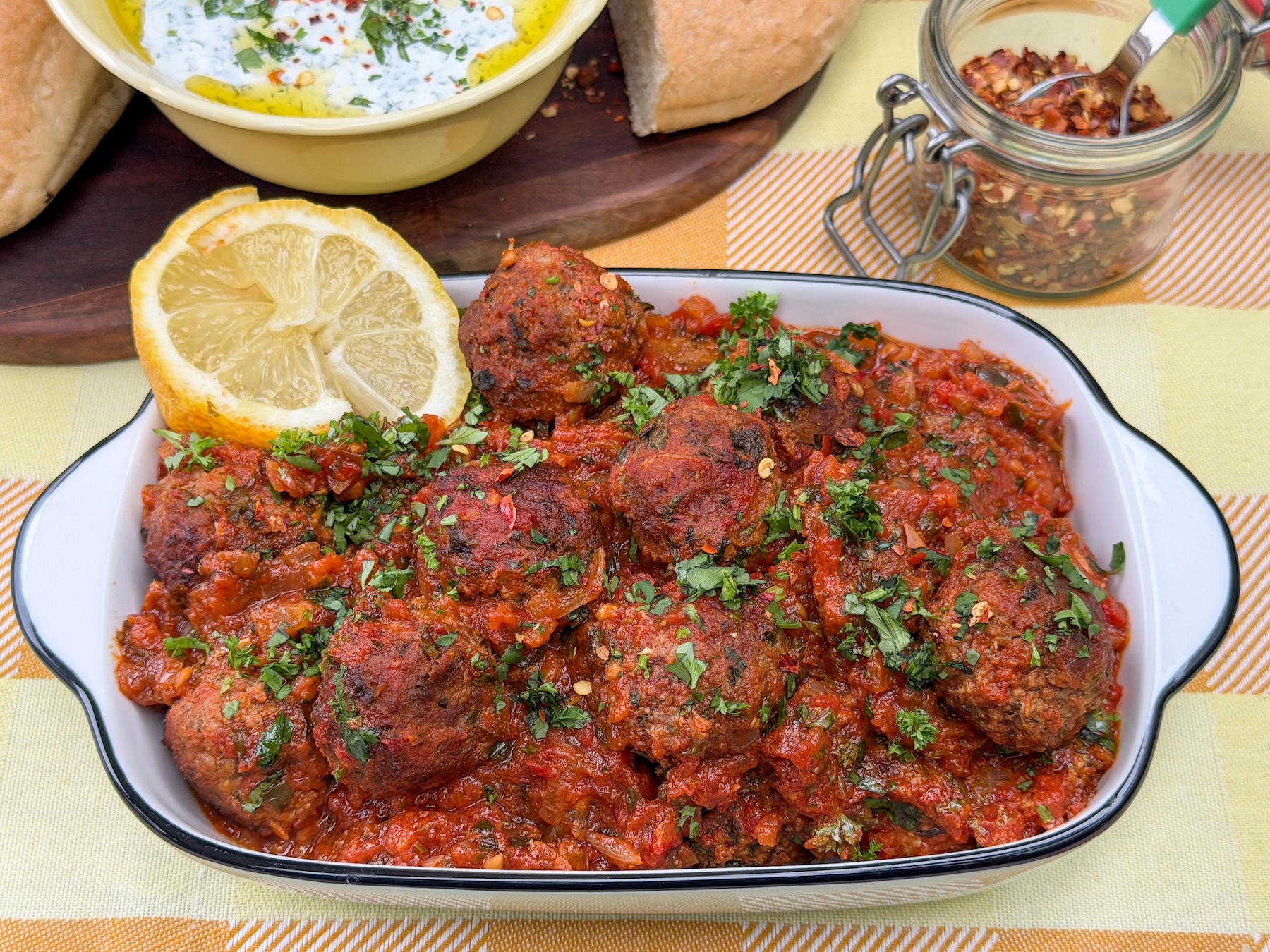 marokkaanse gehaktballetjes in tomatensaus - makkelijk recept geserveerd met brood en yoghurt munt saus