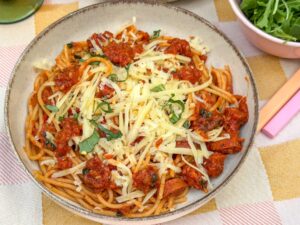 Pasta met chorizo in tomatensaus geserveerd met geraspte kaas