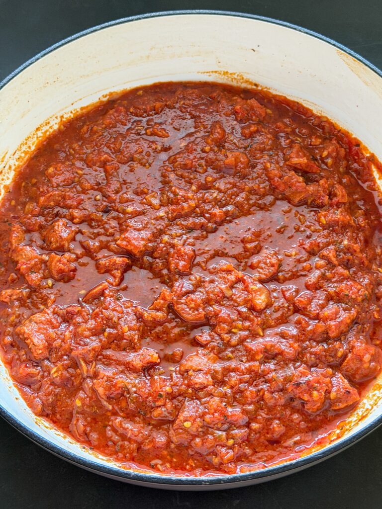 Tomatensaus met chorizo in pan 