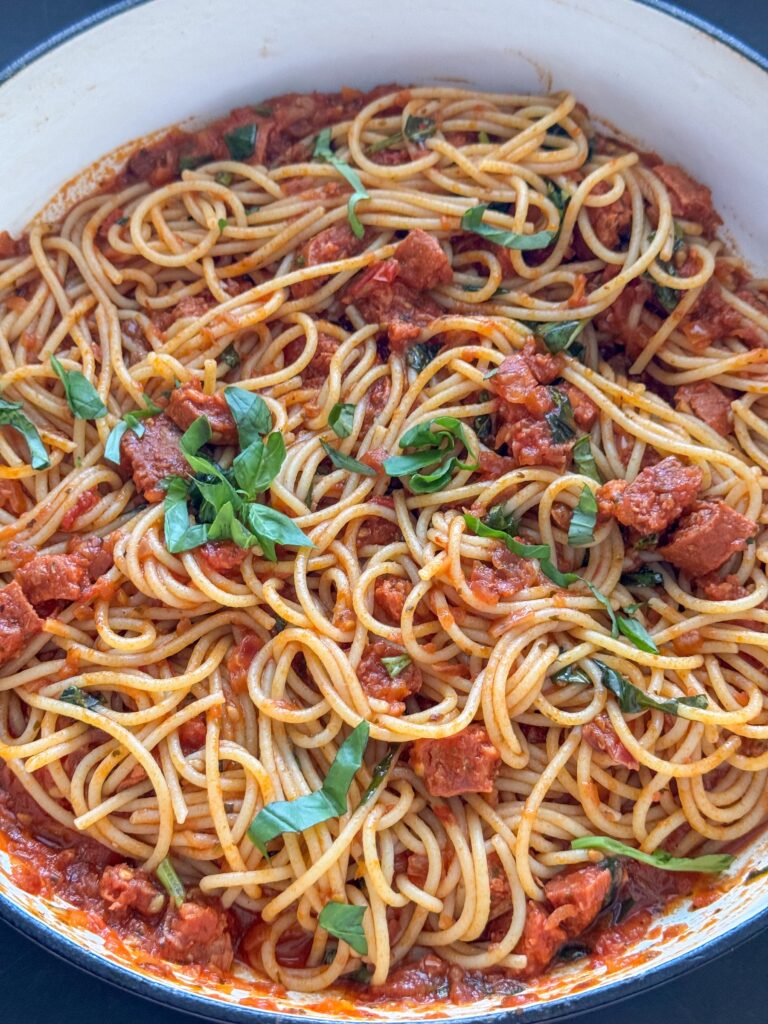 Spaghetti gemengd met tomatensaus en chorizo 
