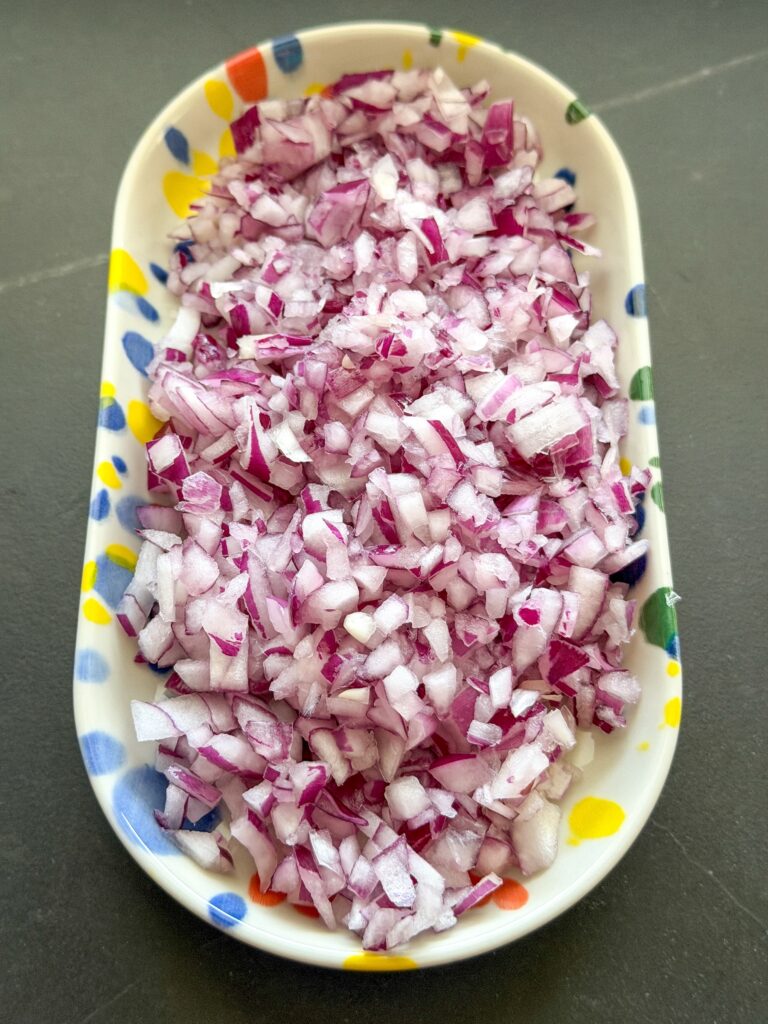 fijngesnipperde ui voor de pastasaus