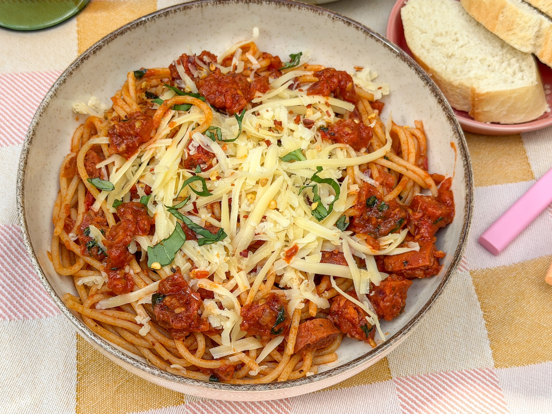 pasta met chorizo in tomatensaus met geraspte kaas en verse basilicum