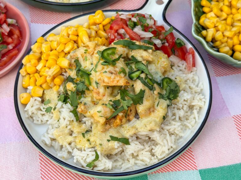 Romige Mexicaanse kip met groene salsa verde saus geserveerd met rijst, mais en pico de gallo