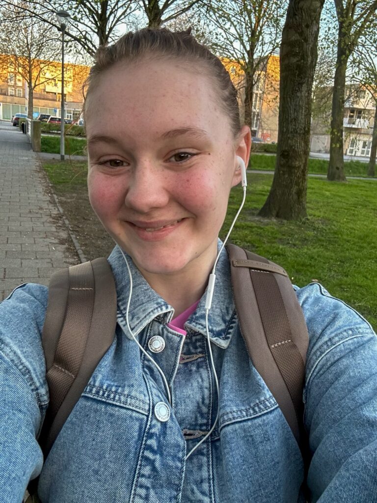 amaranthe maakt een selfie tijdens het lopen