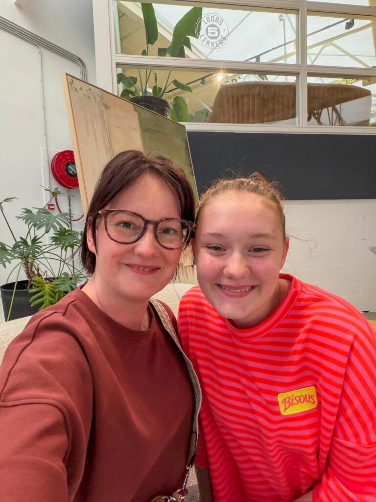 Amaranthe en Marie Louise maken samen een selfie in Loods 5