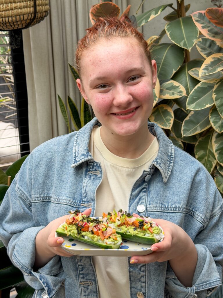 Amaranthe houdt sushi komkommer bootjes vast met gerookte zalm